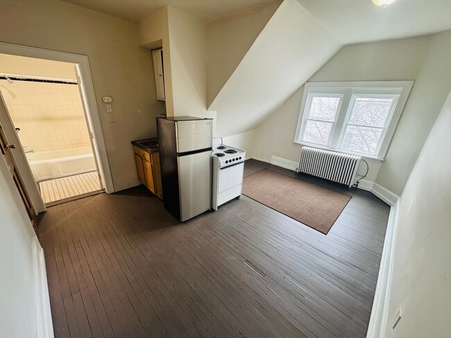 Building Photo - STUDIO APARTMENT WITH HEAT INCLUDED AVAILABLE NOW!