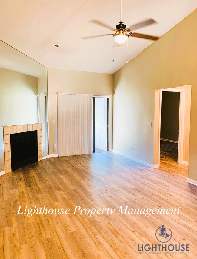 Building Photo - Renovated 2 Bed/2 Bath Single Story Townho...