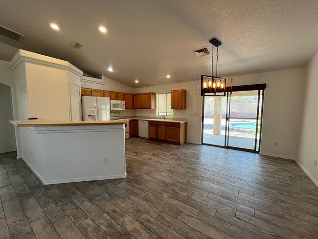 Building Photo - 3 Bedroom Pool Home