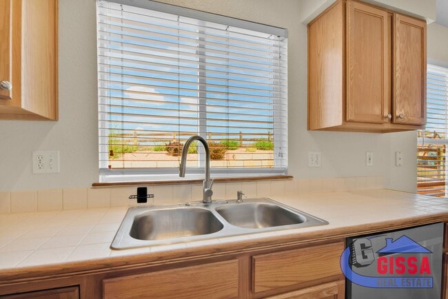 Building Photo - Beautiful home with 4 BR, 3.5 BA, 2 CAR wi...