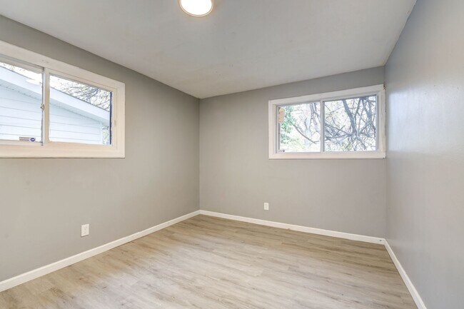 Building Photo - Charming 3-Bedroom Home in a Convenient St. Louis Location!