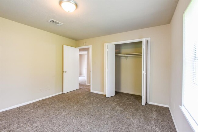 Building Photo - 3210 Ridgefield Rd