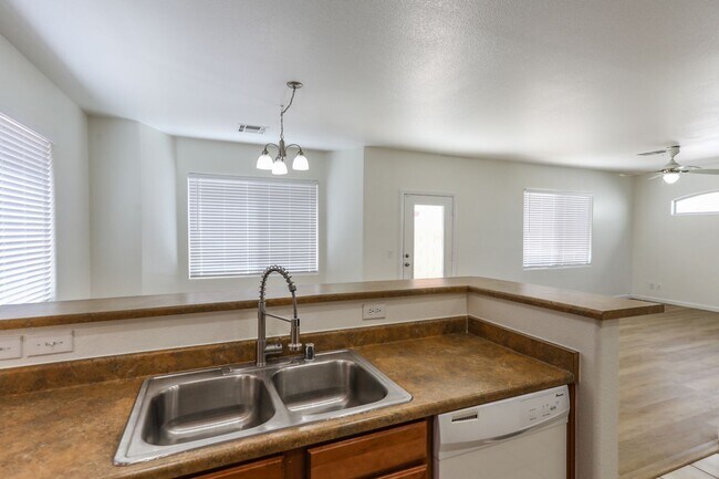 Building Photo - 3 Bedroom And Loft Southwest Gated Communi...