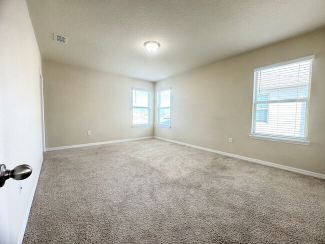 Building Photo - Large 4/3.5 Home located in Waterleigh! Do...