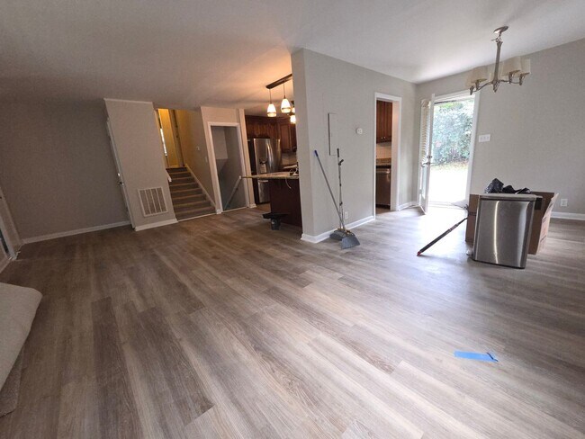Building Photo - Renovated Kitchen, 3 BR / 3 BH home in Ter...