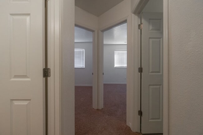 Building Photo - Hidden Valley Townhome For Rent!