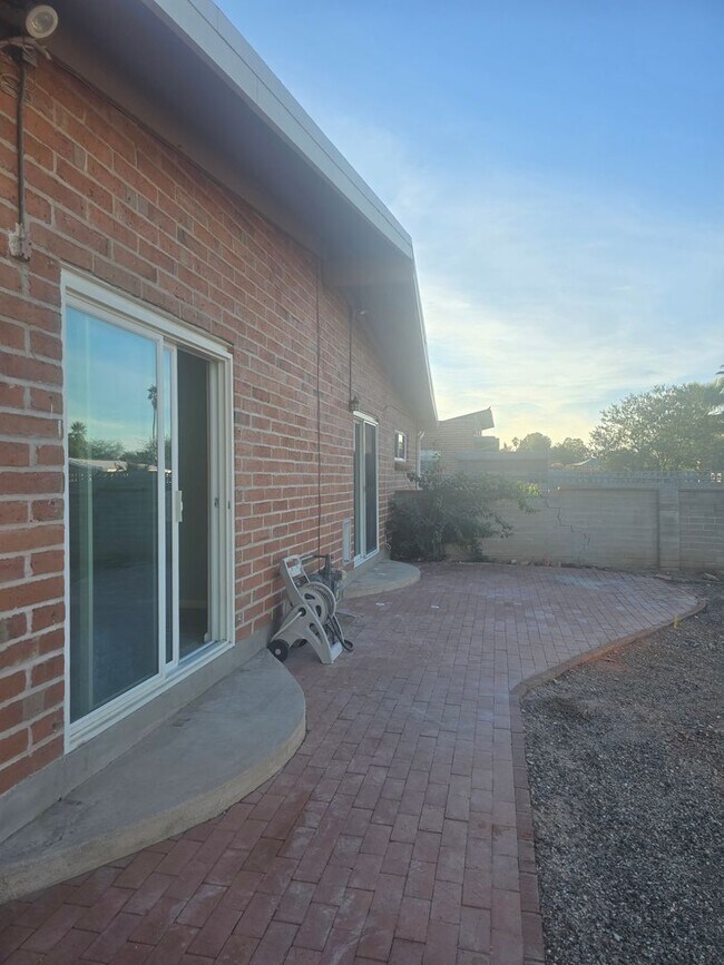 Building Photo - 9063 E Bellevue St