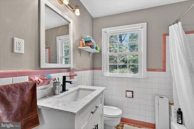 Building Photo - 7215 Rollingwood Dr