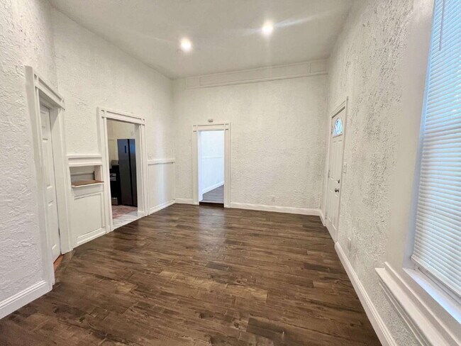 Building Photo - Bottom Unit with Tall Ceilings W/ Backyard