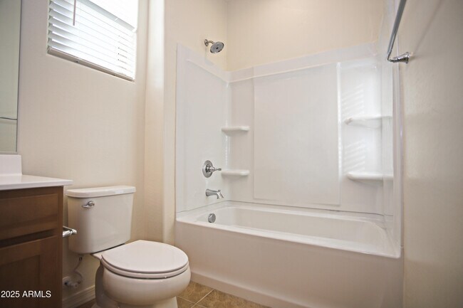 Building Photo - 977 W Finch Dr