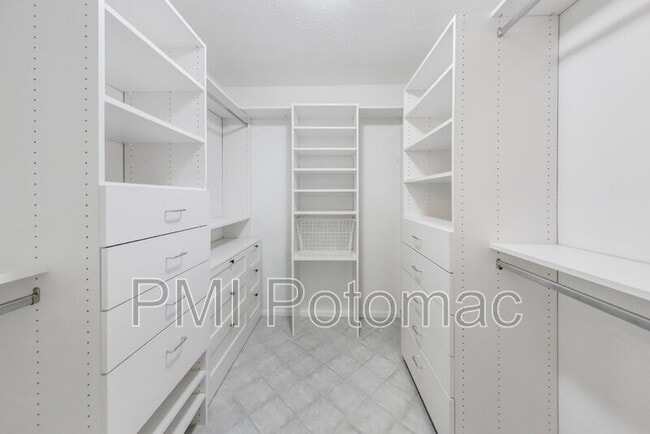 Building Photo - 1718 Crestview Dr