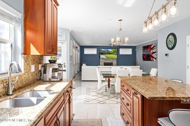 Building Photo - Fully Furnished Home