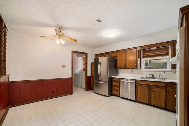 Building Photo - 1608 San Antone Ln