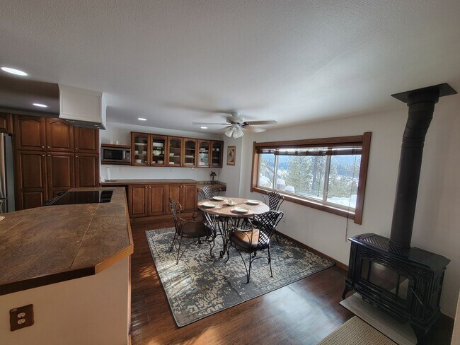 Building Photo - 421 Pleasant Dr W