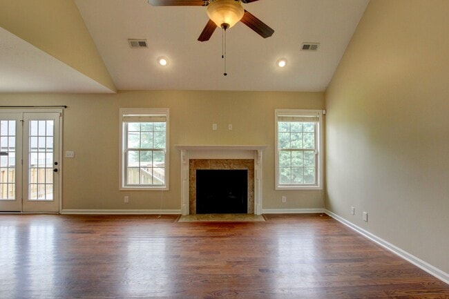 Building Photo - Sweet 3 bed 2 bath clost to post and I-24.