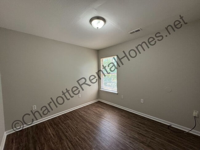 Building Photo - Spacious two story home in Charlotte