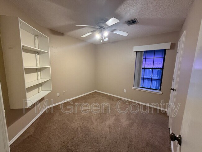 Building Photo - 1608 W Fort Worth St