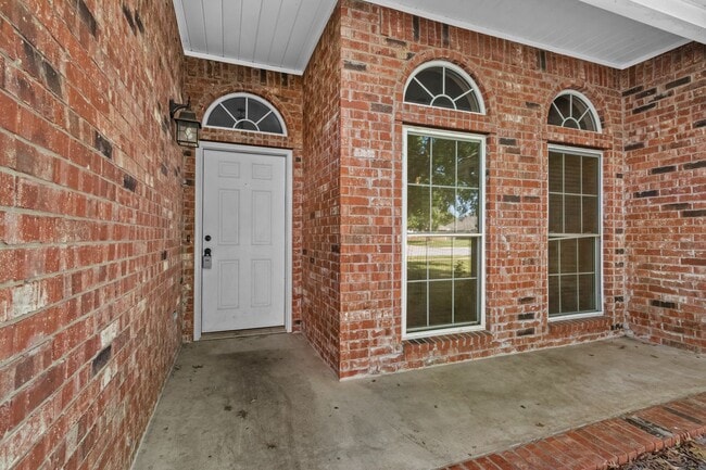 Building Photo - Bright & Beautiful 4 Bedroom Home with Fenced Yard and Modern Upgrades!