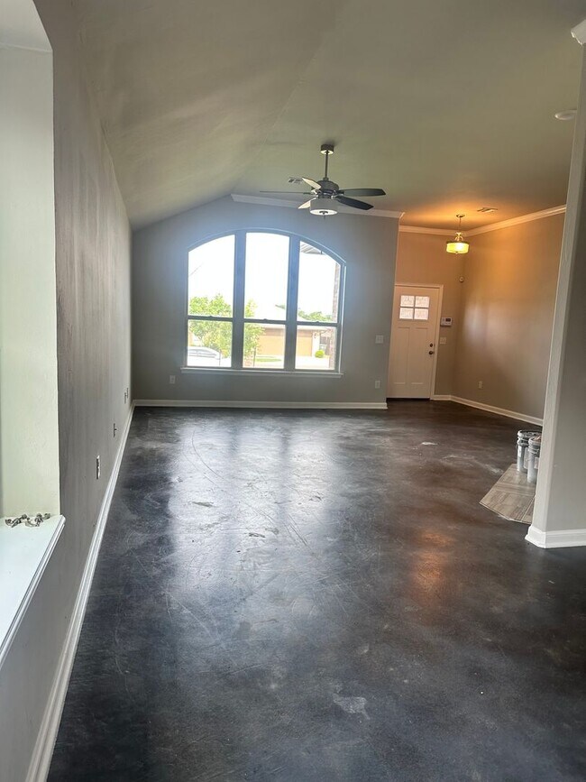 Building Photo - FIRST MONTH FREE - 4 BEDROOMS!