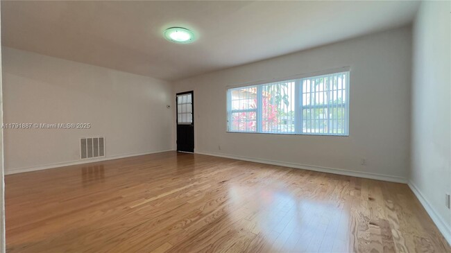 Building Photo - 1520 NE 108th St