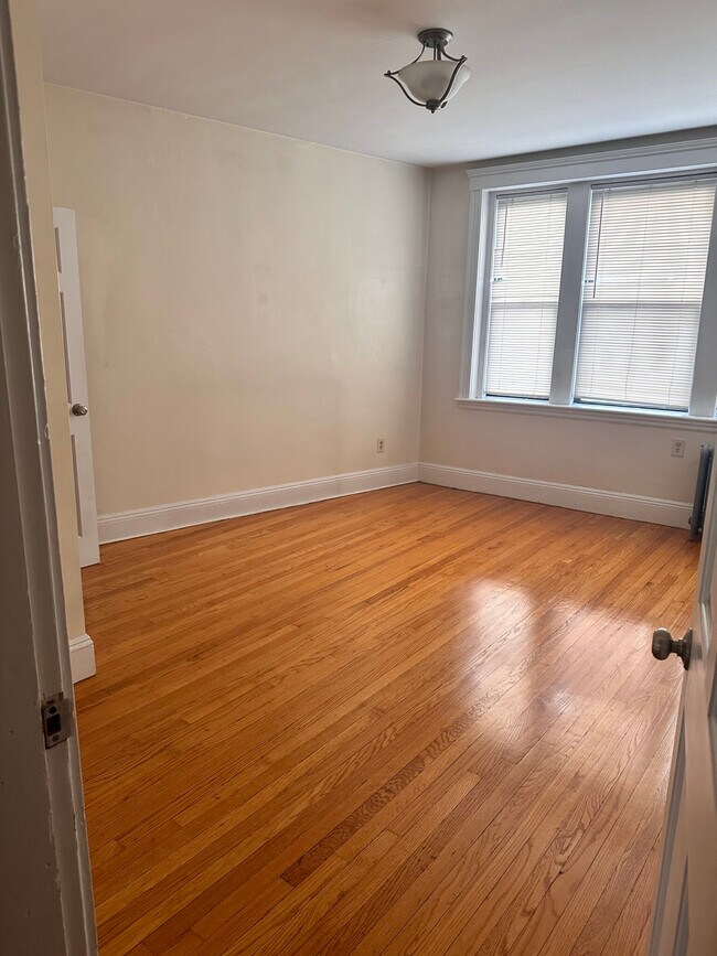 Building Photo - 6 Sutherland Rd