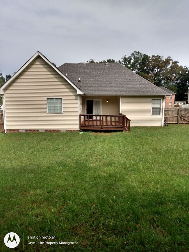 Building Photo - Lovely 3 bedroom home with bonus in a grea...