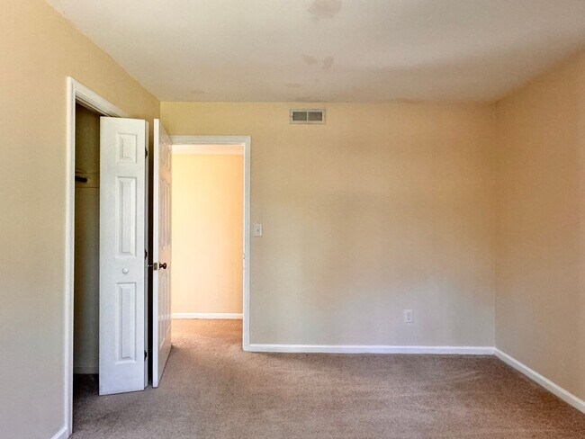 Building Photo - Close to UVA & Downtown-Don't miss this Mi...