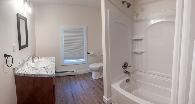 Building Photo - 1004 Main St