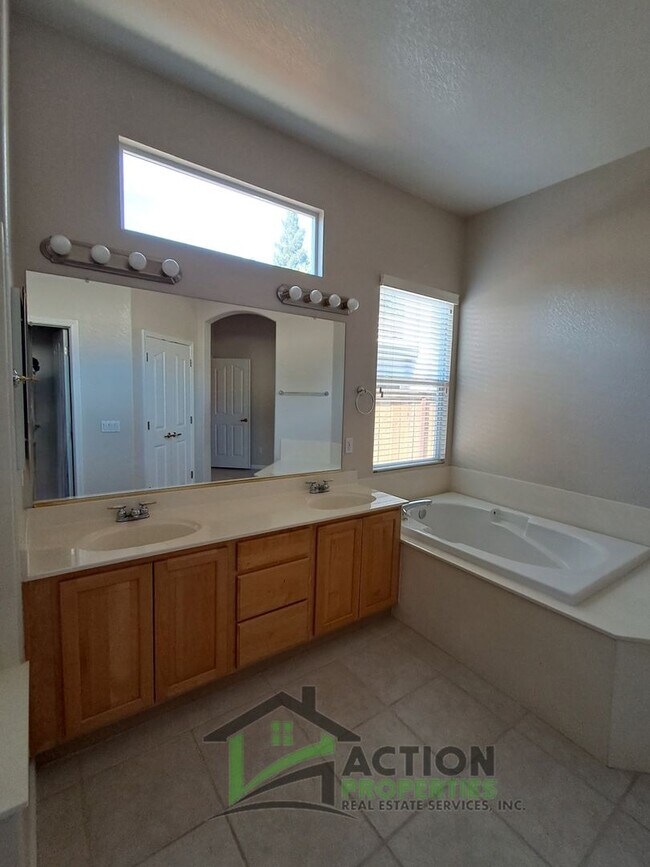 Building Photo - 400 Dumas Ct