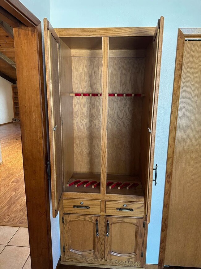 Building Photo - 475 E Mercedes Ave