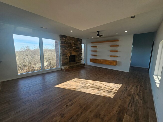 Building Photo - Beautiful home on Mt. Sequoyah with pool a...