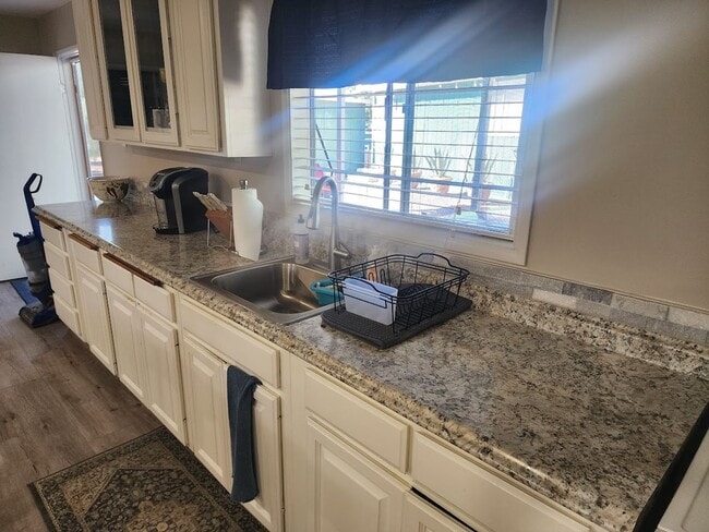 Building Photo - Beautiful Lower Level Studio apartment loc...