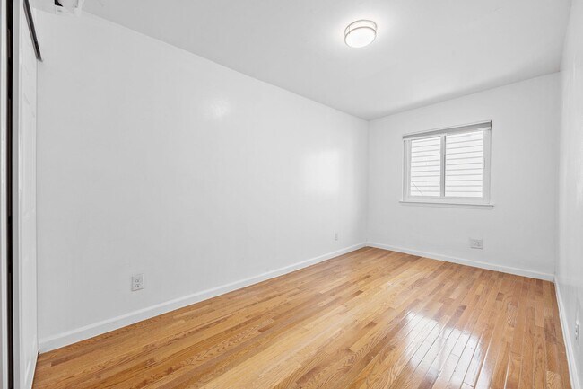 Building Photo - 657 Evergreen Ave