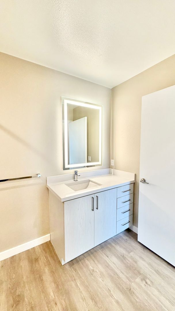 Building Photo - Brand New High-Rise Condo Unit with Stunni...