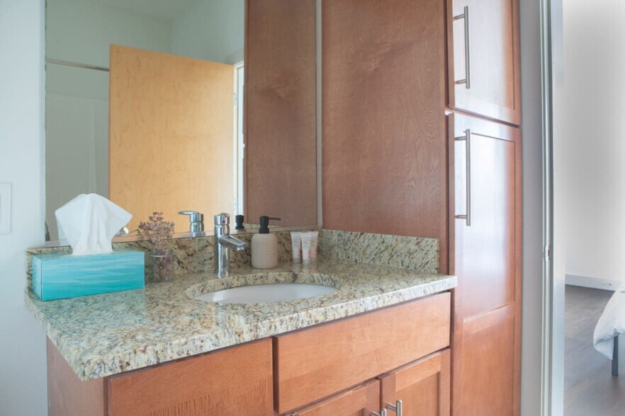 Building Photo - 1040 N Cass St