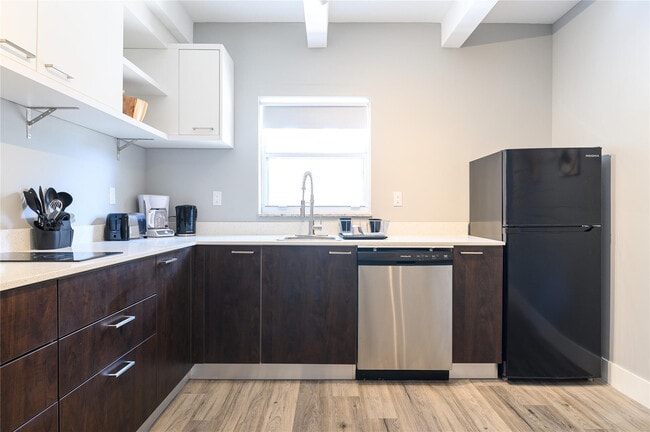 Building Photo - 1020 N Victoria Park Rd