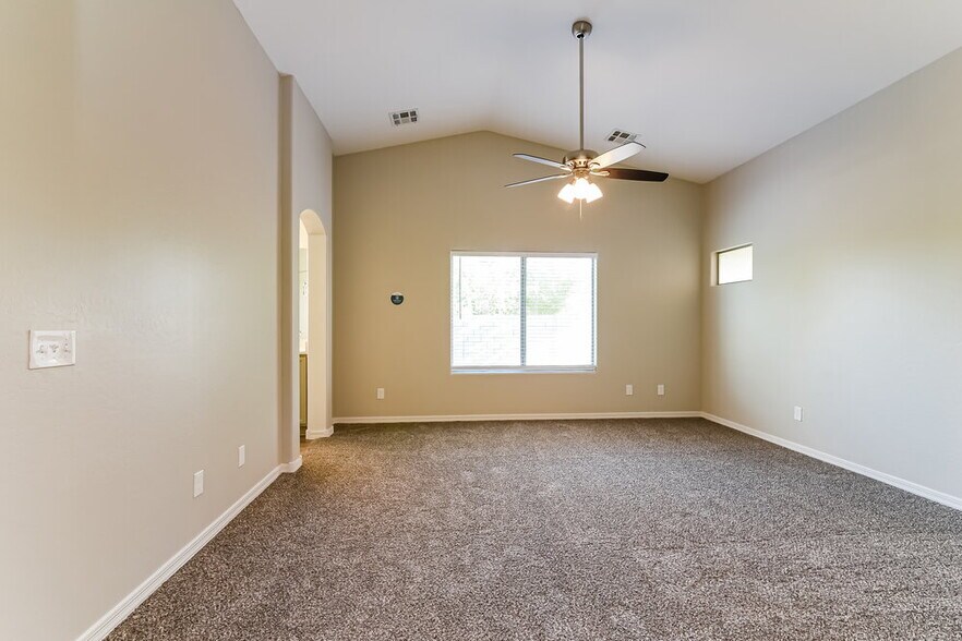 Building Photo - 45828 W Tulip Ln