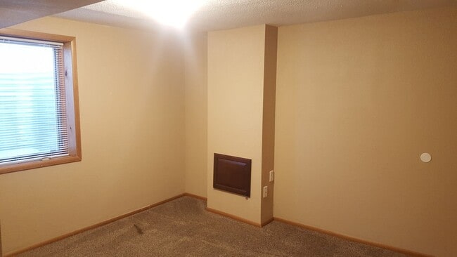 Building Photo - Great home, lots of space, fully updated, ...