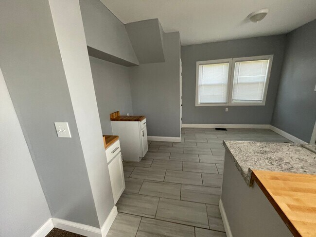Building Photo - DAYTON, OH - FIVE OAKS - 3 BEDROOM/1 BATH ...