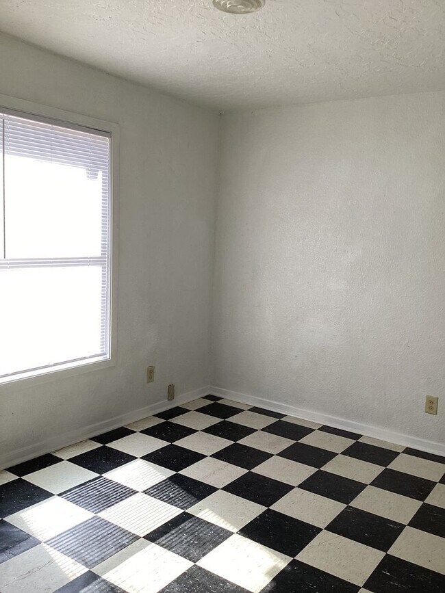 Building Photo - Spacious Vintage 3 Bed 1 Bath!