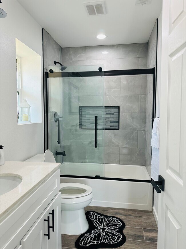 shower - 5131 S Victoria Ave