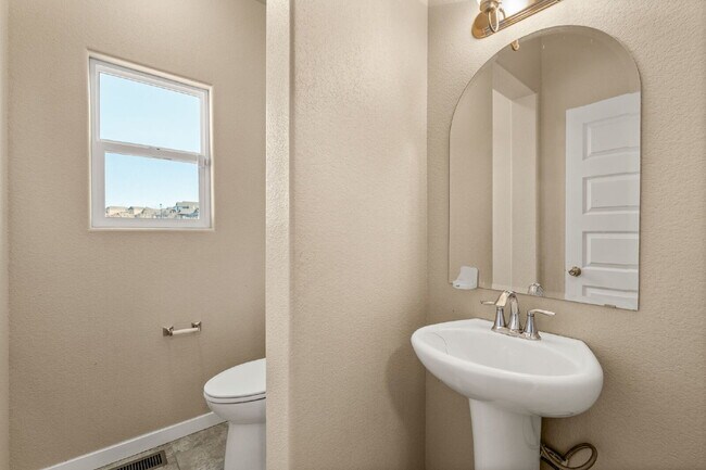 Building Photo - Pristine 4 Bedroom Home in Colorado Springs