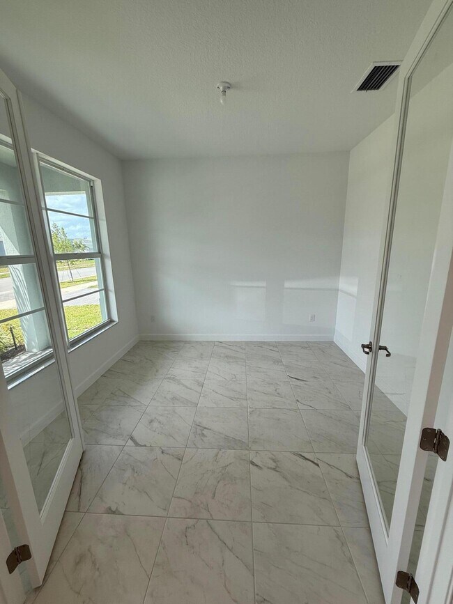 Building Photo - 13509 SW Bally Dr