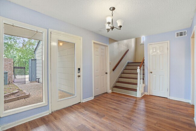 Building Photo - 9 Lakeview Manor