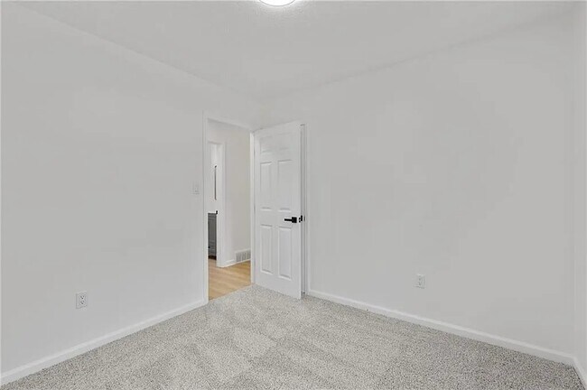 Building Photo - 804 S Montclaire Dr