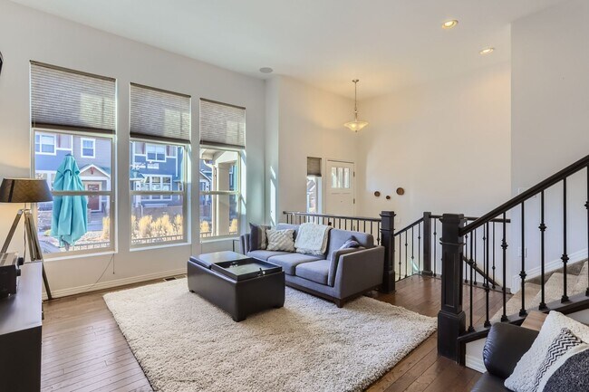 Building Photo - Spacious 2BDR Modern Townhome in Louisville