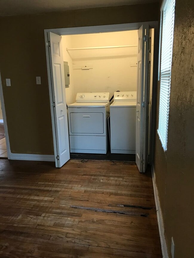 Building Photo - Cute and affordable 2/1 Large master WATER...