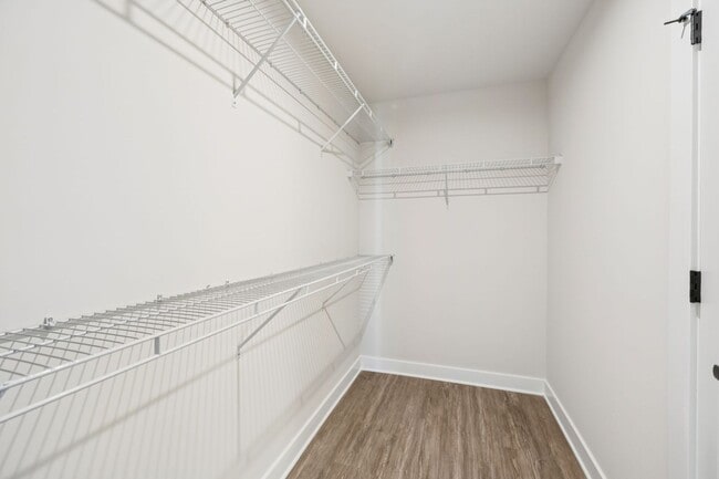 Building Photo - 5BR/3.5BA home offers stylish and function...
