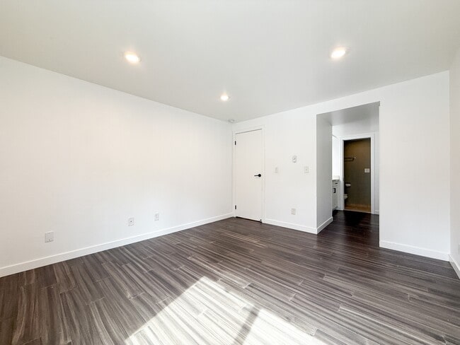 Building Photo - 4717 W Lake Sammamish Pkwy SE