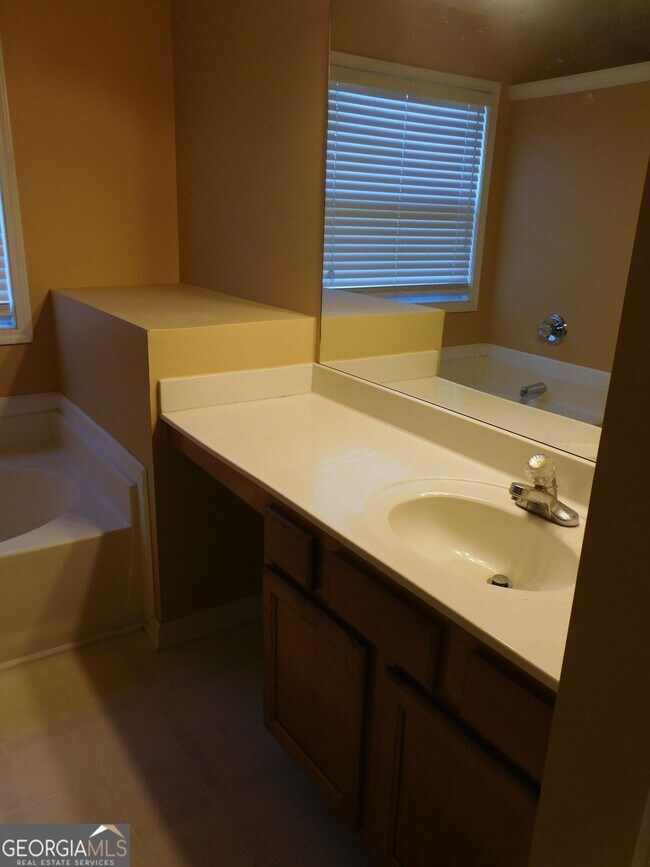 Building Photo - 566 Pond Lillies Rd SE